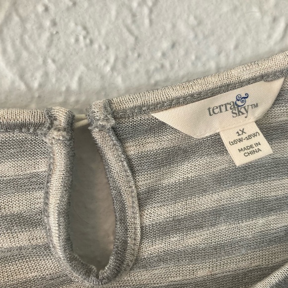 Like new loose knit plus size gray striped ruffle sleeve blouse top size 1x - Picture 3 of 4